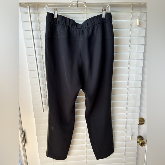 Lululemon On The Fly Woven Track Pant - Picture 10 of 10